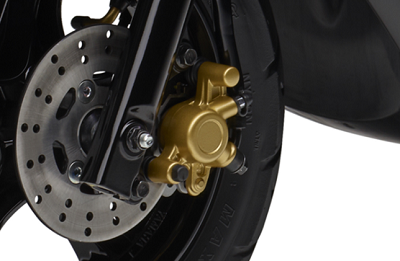 「ジョグZR Movistar Yamaha MotoGP Edition」のフロントディスクブレーキとゴールドカラーのブレーキキャリパーを装備